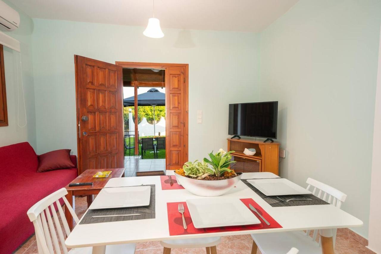 Afroditi Holiday Home - Blue Apartment Svoronata Buitenkant foto